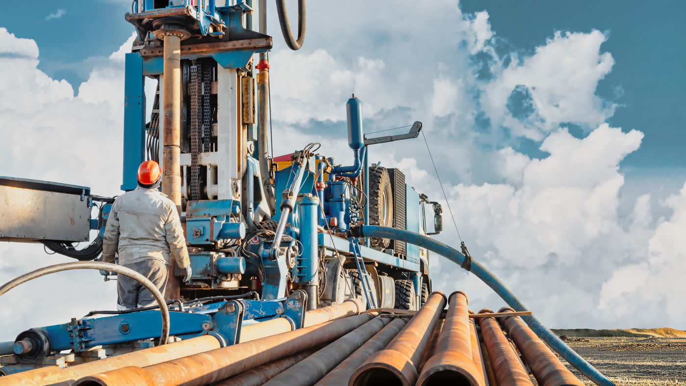 Mobile drilling rig with drill pipes on site